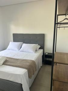 Ένα ή περισσότερα κρεβάτια σε δωμάτιο στο Iguassu home-Conforto, localização e praticidade +10 φωτογραφίες
