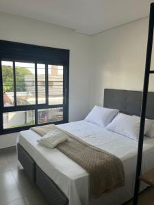 Ένα ή περισσότερα κρεβάτια σε δωμάτιο στο Iguassu home-Conforto, localização e praticidade