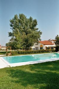 Swimming pool sa o malapit sa Agriturismo L'Albara - Wines, Pool & SPA