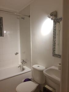 a bathroom with a toilet and a tub and a sink at Casa TREKKING TOUR ESTANCIA EL SAUCE COQUIMBO in Coquimbo