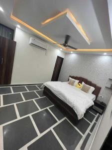 a bedroom with a bed in a room at Hotel O Yaduvanshi in Ballabgarh