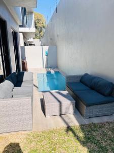 Bazén v ubytování Prime 3 Bedroom Bryanston Townhouse in Secure Estate nebo v jeho okolí