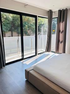 Postel nebo postele na pokoji v ubytování Prime 3 Bedroom Bryanston Townhouse in Secure Estate