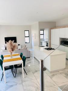 Kuchyň nebo kuchyňský kout v ubytování Prime 3 Bedroom Bryanston Townhouse in Secure Estate