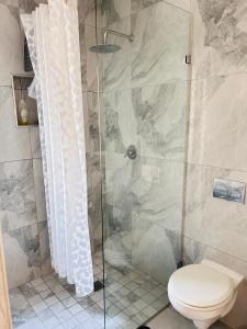 Koupelna v ubytování Prime 3 Bedroom Bryanston Townhouse in Secure Estate + 9 fotografií