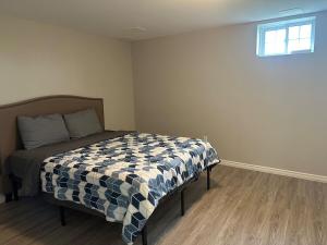 Una cama o camas en una habitación de A getaway in Niagara from hustle bustle