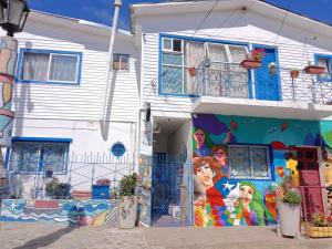 een gebouw met een muurschildering aan de zijkant bij Hostal Destino Bellavista in Valparaíso