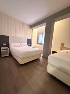 Postel nebo postele na pokoji v ubytování HOSTAL LETTO DAL MARE