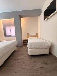 Posteľ alebo postele v izbe v ubytovaní HOSTAL LETTO DAL MARE