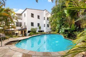 una piscina frente a un edificio en 7 28 Viewland Drive Noosa Heads, en Noosa Heads