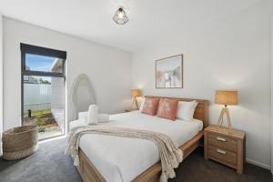 a bedroom with a bed and a window at Beautiful Balook - 3 Bedroom Beach House in Lauderdale