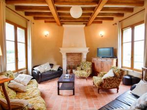 un soggiorno con divani, TV e camino di Château médiéval avec piscine privée et jardin, animaux acceptés - FR-1-381-410 a Saint-Bauld