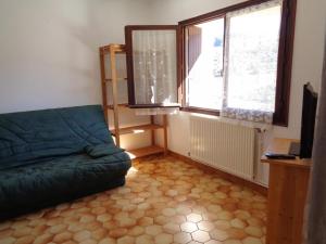 TV a/nebo společenská místnost v ubytování Charmant gîte avec jardin et wifi au cœur du Parc Naturel du Pilat, proche de Saint-Étienne - FR-1-496-103