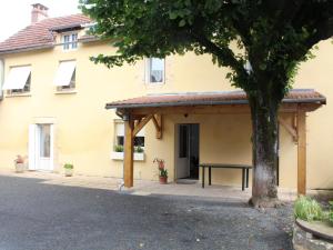 un bâtiment avec une table de pique-nique devant dans l'établissement Charmante maison à Montignac, proche de Lascaux et Vézère, 4 chambres, terrasse, BBQ, WiFi inclus - FR-1-616-148, à Montignac
