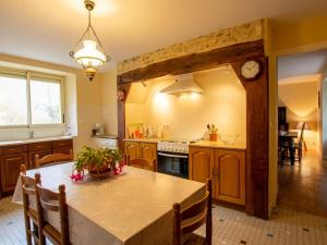 une cuisine avec une table et une salle à manger dans l'établissement Charmante maison à Montignac, proche de Lascaux et Vézère, 4 chambres, terrasse, BBQ, WiFi inclus - FR-1-616-148, à Montignac