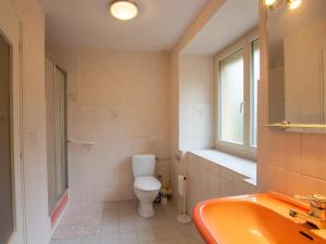 une salle de bain avec toilettes, lavabo et baignoire dans l'établissement Charmante maison à Montignac, proche de Lascaux et Vézère, 4 chambres, terrasse, BBQ, WiFi inclus - FR-1-616-148, à Montignac 16 autres photos