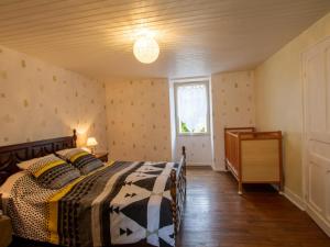 une chambre avec un lit et une fenêtre dans l'établissement Charmante maison à Montignac, proche de Lascaux et Vézère, 4 chambres, terrasse, BBQ, WiFi inclus - FR-1-616-148, à Montignac