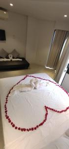 - une chambre dotée d'un lit avec une couverture rouge et blanche dans l'établissement STUDIO DELUXE OCEAN VIEW in TAMBULI SEASIDE RESORT & SPA only 1 residential pool is free to use, à Lapu Lapu City