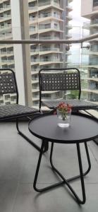 une table et des chaises dans une pièce avec une fenêtre dans l'établissement STUDIO DELUXE OCEAN VIEW in TAMBULI SEASIDE RESORT & SPA only 1 residential pool is free to use, à Lapu Lapu City