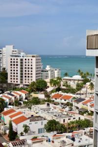 - une vue aérienne sur une ville avec des bâtiments et l'océan dans l'établissement Downtown Isla Verde Luxe Apartment with Pool, à San Juan