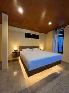 une chambre avec un grand lit blanc avec deux lampes dans l'établissement Authentic Nusa Dua home, 4BR, Renovated 2025, à Nusa Dua 65 autres photos