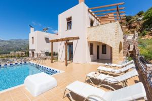 une image d'une villa avec une piscine dans l'établissement Anastasia Villa, view to Libyan sea, By ThinkVilla, à Sellía