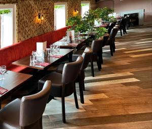 a row of tables and chairs in a restaurant at The White Lion Hotel with Free Parking, 1 Minute Walk to Yate Shopping Centre & Onsite Italian Restaurant in Yate