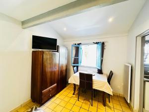Μια τηλεόραση ή/και κέντρο ψυχαγωγίας στο Maisonnette à Fouras proche plage, 2-3 pers - FR-1-709-97