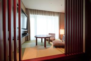 Postel nebo postele na pokoji v ubytování Marunouchi Hotel
