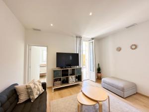 Televízia a/alebo spoločenská miestnosť v ubytovaní Maison de ville tout confort à Cannes et à 10 Minutes à pied de la plage