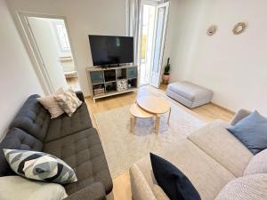 Televízia a/alebo spoločenská miestnosť v ubytovaní Maison de ville tout confort à Cannes et à 10 Minutes à pied de la plage