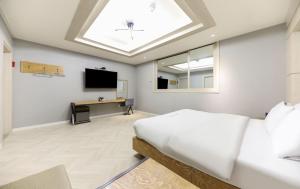 Eco Hotel的电视和/或娱乐中心