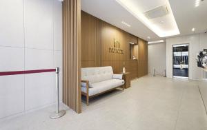 木浦市Eco Hotel的大堂内带白色沙发的等候室