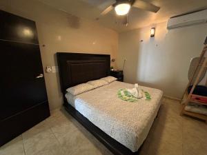 Ένα ή περισσότερα κρεβάτια σε δωμάτιο στο blue angel 1 aunos pasos de la 5 av