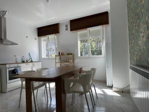 Η κουζίνα ή μικρή κουζίνα στο Fonte do Ouro, house in Bande for 10 people +29 φωτογραφίες