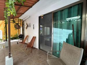 Χώρος καθιστικού στο blue angel 1 aunos pasos de la 5 av