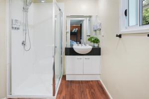 un bagno con lavandino e doccia di Emerald Lux Apartments 2 a Emerald