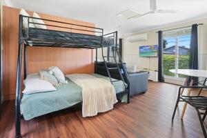 una camera con letto a castello e un soggiorno di Emerald Lux Apartments 2 a Emerald