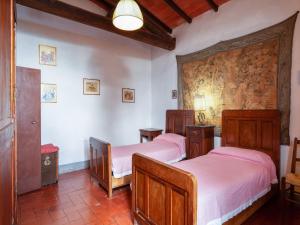A bed or beds in a room at Farmhouse in Castelfranco Piandiscò with Garden