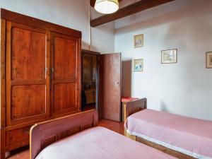 A bed or beds in a room at Farmhouse in Castelfranco Piandiscò with Garden