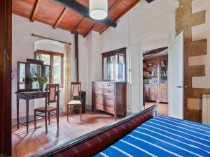 A bed or beds in a room at Farmhouse in Castelfranco Piandiscò with Garden