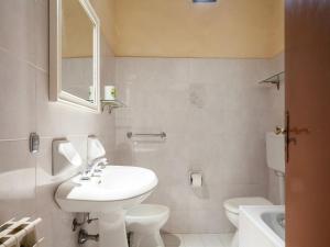 A bathroom at Farmhouse in Castelfranco Piandiscò with Garden