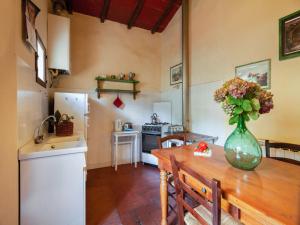 A kitchen or kitchenette at Farmhouse in Castelfranco Piandiscò with Garden