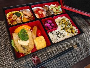 由布市Yufuin Monday 湯布院マンデー的装满各种食物的便当盒