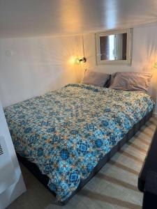 a bedroom with a bed with a floral comforter at Cozy Place in Alfortville