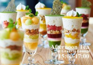 eine Reihe verschiedener Desserts in Weingläsern in der Unterkunft Hotel Granvia Kyoto in Kyoto + 32 Fotos