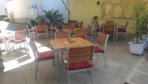 rzędu stołów i krzeseł w restauracji w obiekcie Ferienweingut Arnold Thiesen w mieście Bruttig-Fankel