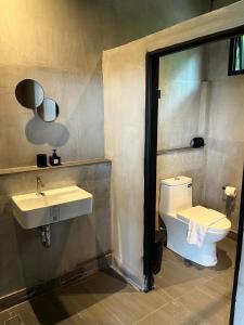 un baño con lavabo e inodoro en Nara Black Mountain, en Ban Tha Chang