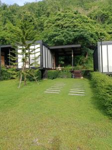 Casa moderna con patio verde en Nara Black Mountain, en Ban Tha Chang