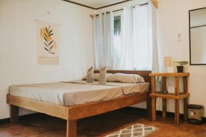 a bedroom with a bed and a window at Amakan Pacifico in San Isidro